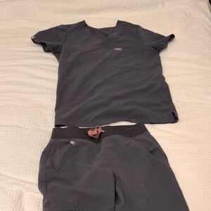Figs grey scrub set